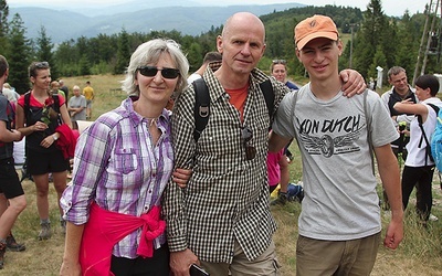 ◄	Agata i Tadeusz Ogonowscy (na zdjęciu z synem Szymonem) świętowali  21. rocznicę ślubu.