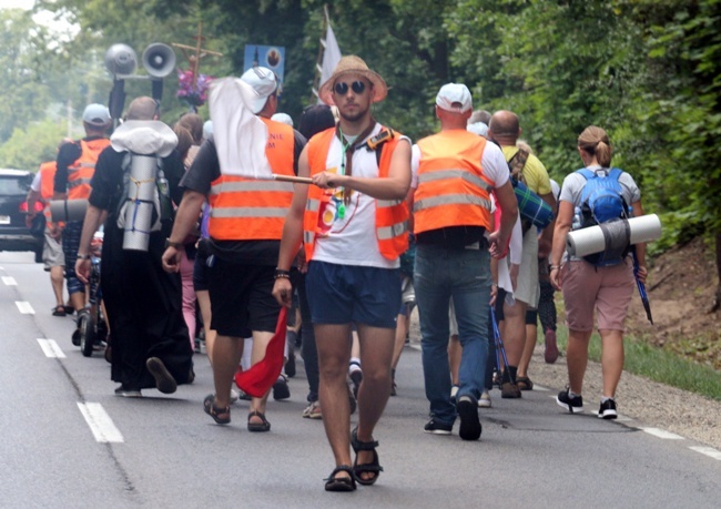 Dzięki obowiązkowym szkoleniom ujednolicenie systemu kierowania ruchem ułatwiło relacje kierowcy-pielgrzymka.