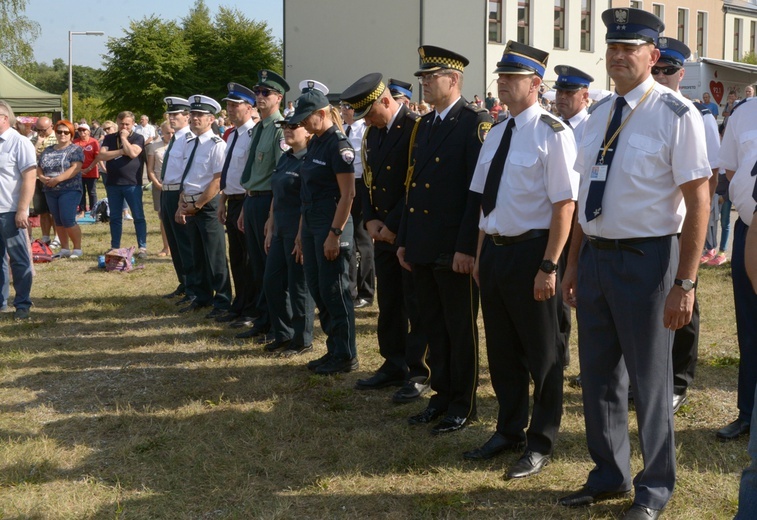 Przedstawiciele służb mundurowych podczas Mszy św. na rozpoczęcie pielgrzymki. Stroje galowe założą znów na wejście na Jasną Górę.