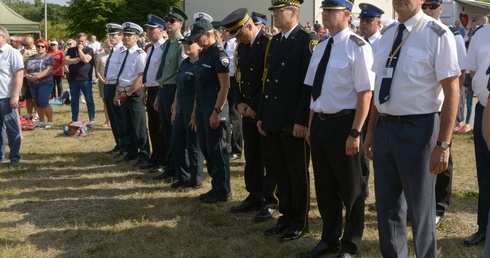 Przedstawiciele służb mundurowych podczas Mszy św. na rozpoczęcie pielgrzymki. Stroje galowe założą znów na wejście na Jasną Górę.