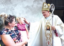 ▲	Po Eucharystii bp Jeż błogosławił dzieci.