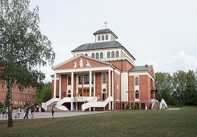 ▲	Kościół Matki Bożej Kochawińskiej.