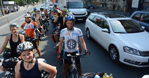 Rowerzyści jadą w stronę San Marino 