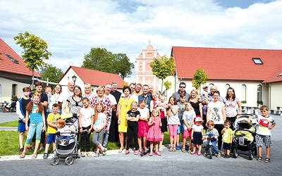 ◄	W rekolekcjach wzięło  udział prawie 60 osób  (13 małżeństw oraz dzieci) z kilku diecezji w Polsce.