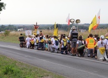 Kaszubi oddają cześć Pani Jasnogórskiej na trasie.