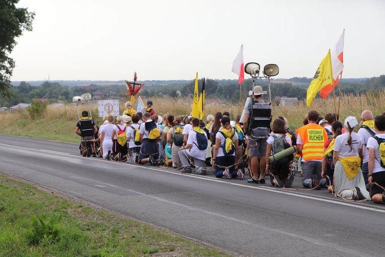 Kaszubi oddają cześć Pani Jasnogórskiej na trasie.