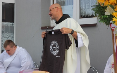O. Piotr Szczepański OFM Conv dostał koszulkę od brązowej grupy ŁPPM.