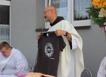 O. Piotr Szczepański OFM Conv dostał koszulkę od brązowej grupy ŁPPM.