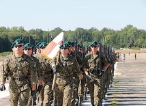 ▲	Żołnierze z jednostek z całego kraju, zanim pojawili się na trasie marszu, ćwiczyli defilowanie na płycie lotniska Muchowiec codziennie przez pięć godzin.