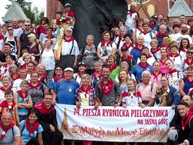 Jeszcze tylko tradycyjne zdjęcie pod pomnikiem św. Jana Pawła II i można ruszać w drogę.