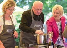 ▲	Goście przyrządzili jedną z ulubionych potraw Krasickiego – szalej. Wśród kucharzy był abp Józef Górzyński.