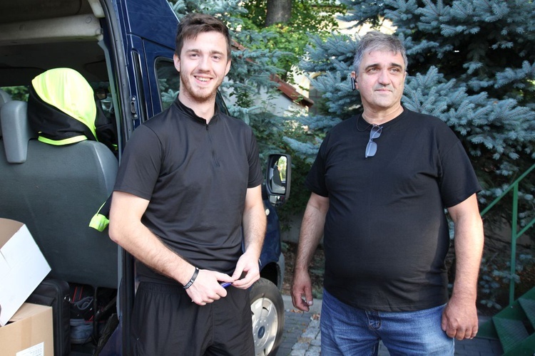 Paweł Rajda (z prawej) i jego syn Karol - główni organizatorzy andrychowskiej pielgrzymki rowerowej.