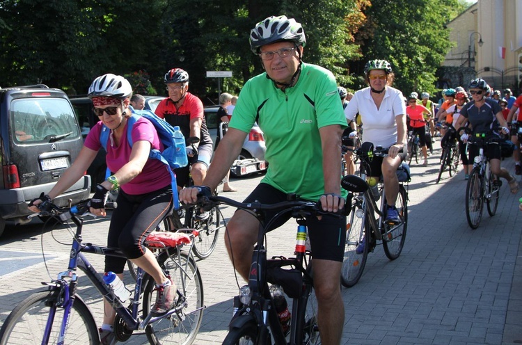 124 rowerzystów w sześć dni spokojnym tempem pokonuje trasę z Andrychowa na Jasną Górę i z powrotem.