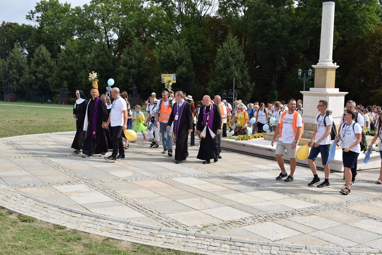 Wejście pielgrzymki na Jasną Górę