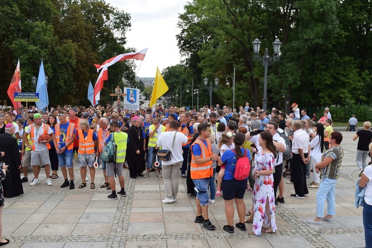 Wejście pielgrzymki na Jasną Górę