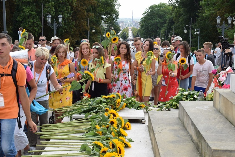 Wejście pielgrzymki na Jasną Górę