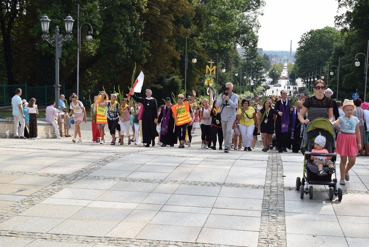 Wejście pielgrzymki na Jasną Górę