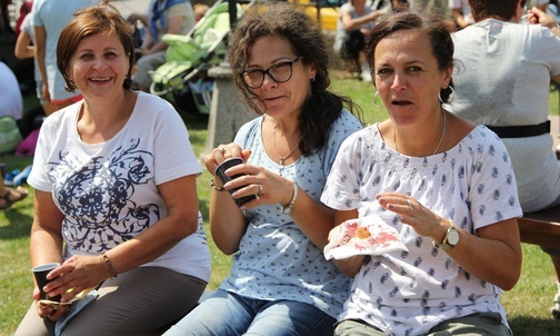 Hałcnowskie parafianki: Beata, Dorota i Maria szły pierwszy dzień z Hałcnowa.