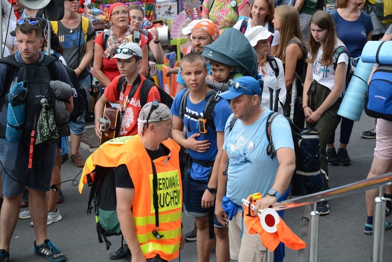 Pielgrzymi zdobywają Górę św. Anny