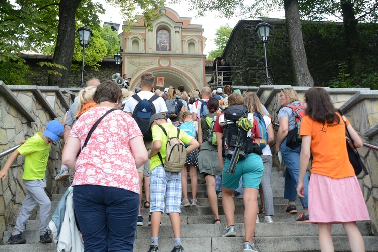 Pielgrzymi zdobywają Górę św. Anny