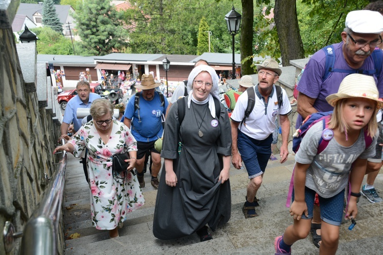 Pielgrzymi zdobywają Górę św. Anny