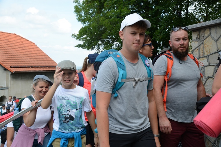 Pielgrzymi zdobywają Górę św. Anny