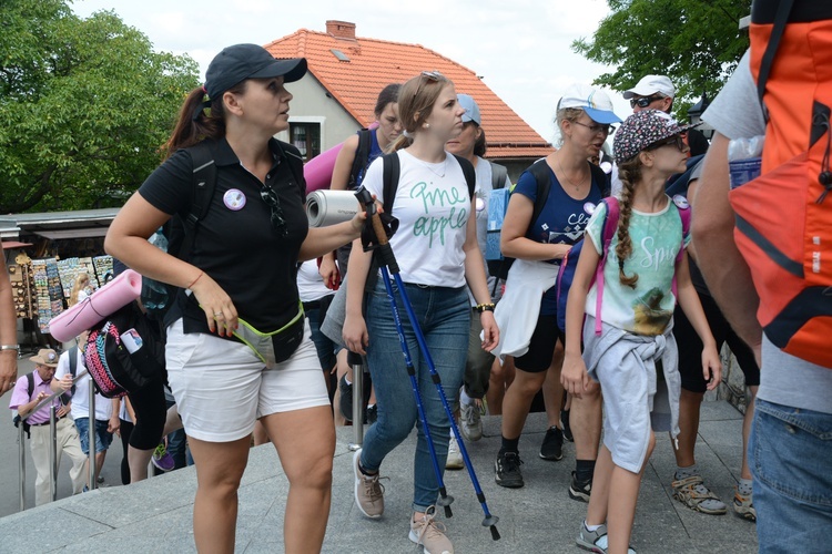 Pielgrzymi zdobywają Górę św. Anny