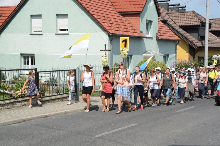 Pielgrzymi zdobywają Górę św. Anny