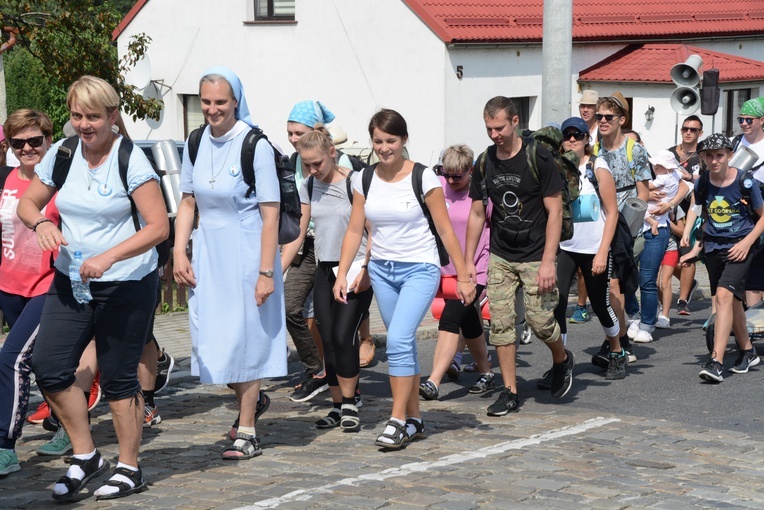 Pielgrzymi zdobywają Górę św. Anny