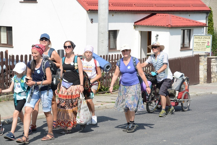 Pielgrzymi zdobywają Górę św. Anny