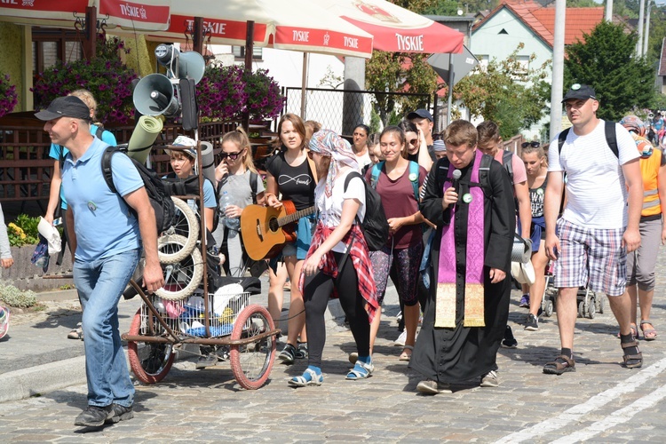 Pielgrzymi zdobywają Górę św. Anny