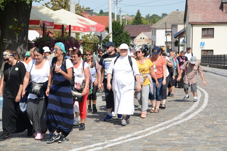 Pielgrzymi zdobywają Górę św. Anny