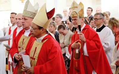 Abp Grzegorz Ryś, bp Piotr Greger i bp Clemens Pickel - przewodniczący Eucharystii ku czci św. Teresy Benedykty od Krzyża, w oświęcimskim Karmelu.