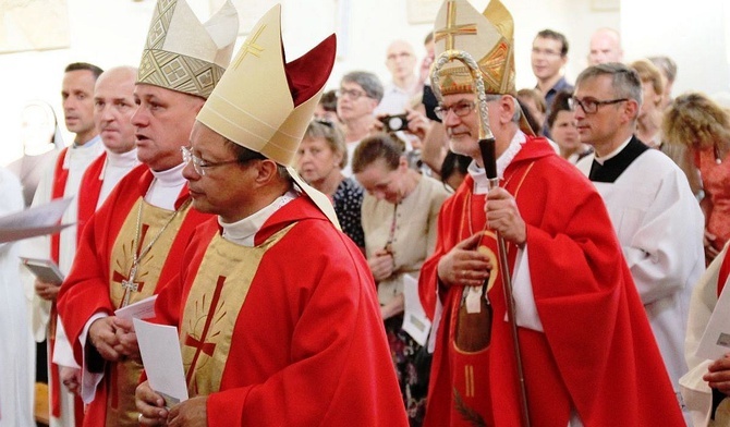 Abp Grzegorz Ryś, bp Piotr Greger i bp Clemens Pickel - przewodniczący Eucharystii ku czci św. Teresy Benedykty od Krzyża, w oświęcimskim Karmelu.