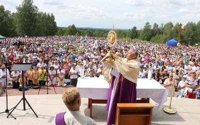 Na zakończenie nabożeństwa bp Henryk Tomasik udzielił błogosławieństwa Najświętszym Sakramentem.