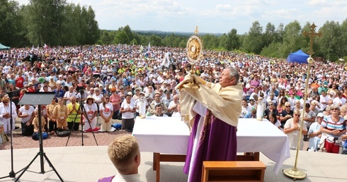 Na zakończenie nabożeństwa bp Henryk Tomasik udzielił błogosławieństwa Najświętszym Sakramentem.