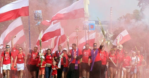 "Udział w pielgrzymce jest wyrazem wiary i osobistego zaangażowania w pielęgnowanie dziedzictwa naszej ojczyzny wyrosłej na chrześcijańskich fundamentach".