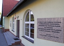 Dawna szkoła w Paprocanach, obecnie przedszkole. W sierpniu 1919 r. kwaterowało tu ok. 20 żołnierzy Grenzschutzu. Atak na szkołę był jedną z pierwszych akcji I powstania śląskiego, co upamiętnia tablica na budynku.