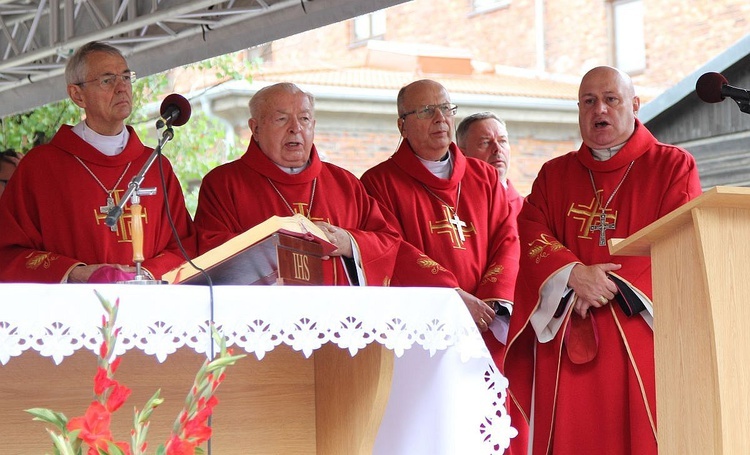 Od lewej: abp Ludwig Schick, bp Kazimierz Górny, bp Jerzy Maculewicz OFMConv. i bp Piotr Greger.