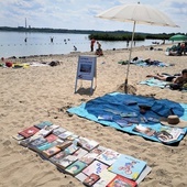 Jezioro Tarnobrzeskie. Książki na piasku