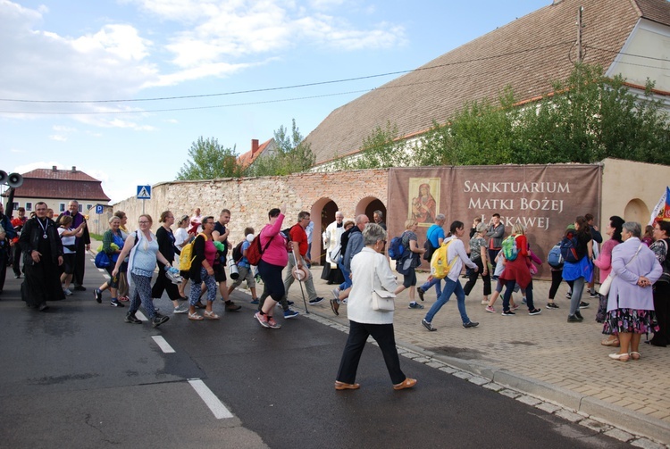 Szli i doszli przed Jej oblicze