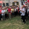 Po Eucharystii uczestnicy spotkali się na wiecu obok kościoła Świętej Trójcy.