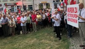 Po Eucharystii uczestnicy spotkali się na wiecu obok kościoła Świętej Trójcy.