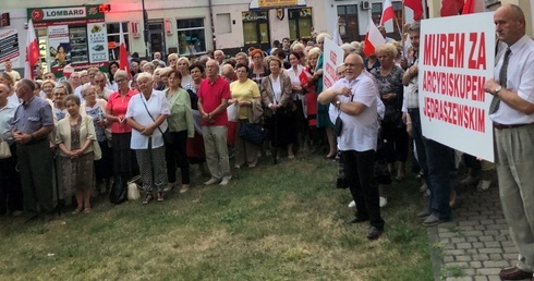 Po Eucharystii uczestnicy spotkali się na wiecu obok kościoła Świętej Trójcy.