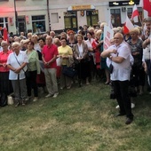 Po Eucharystii uczestnicy spotkali się na wiecu obok kościoła Świętej Trójcy.