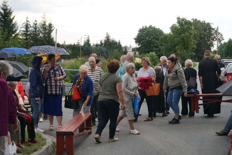 Pielgrzymka ze Świdnicy i modlitwa przy figurze Maryi w Witoszowie