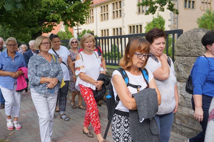 Pielgrzymka ze Świdnicy i modlitwa przy figurze Maryi w Witoszowie