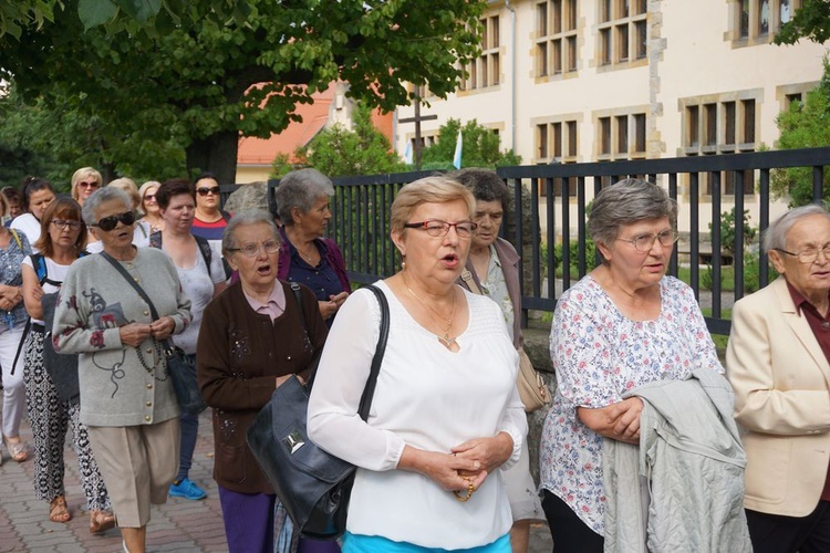 Pielgrzymka ze Świdnicy i modlitwa przy figurze Maryi w Witoszowie