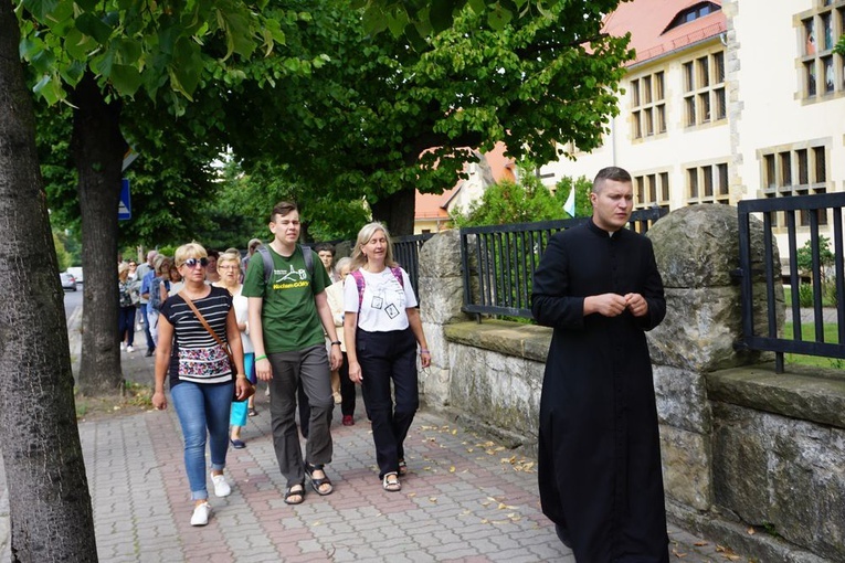 Pielgrzymka ze Świdnicy i modlitwa przy figurze Maryi w Witoszowie