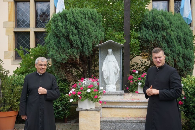 Pielgrzymka ze Świdnicy i modlitwa przy figurze Maryi w Witoszowie